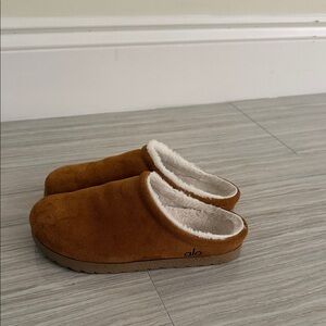 ALO Yoga Tan Slippers with Cream Lining